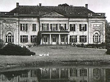Schloss Harkotten-Korff, Hauptfront mit Teich - klassizistischer Bau von Adolf von Vagedes, Bj. 1805-1806