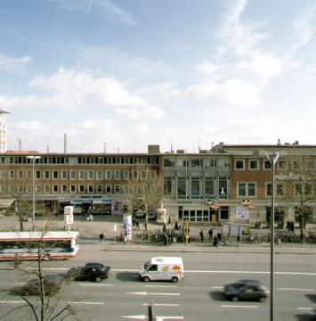 Hauptbahnhof mit Vorplatz, Teilansicht links des Eingangsportals