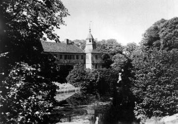Blick über die Gräfte auf Schloss Westerwinkel nahe Herbern