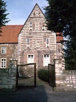 Merveldter Hof, auch Mervelder Hof und Mervelderhof geschrieben, ist einer von vier erhaltenen Burgmannshöfen in Horstmar: Seitenflügel mit Werksteingliederung im Specklagenmuster - ehemaliger Burgmannshof, erbaut 1561