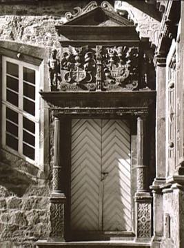 Schloss Brake, Hofseit: Reliefverziertes Portal des Treppenturmes