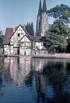 Die Teichsmühle mit den Türmen der "Wiesenkirche" (ev. Pfarrkirche St. Maria zur Wiese)