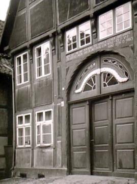 Ehemaliges ev. Pfarrhaus in Rheda von 1691: Portal mit schmuckem Oberlicht und Hausinschrift
