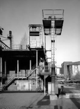 Industriedenkmal Kokerei Hansa: Partie der Koksofenbatterie 0-IV mit Blick auf die Kohlenbandbrücke - Kokereibetrieb 1928-1992, ab 1998 unter Denkmalschutz
