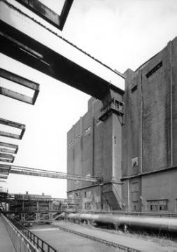 Industriedenkmal Kokerei Hansa (Betrieb 1928-1992): Sortenturm mit Kohlebunkern (Mahlen und Mischen verschiedener Kohlequalitäten zur Herstellung der optimalen Mischung für die Verkokung)