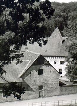 Gut Mallinckrodt bei Böddeken, ehemaliges Kloster der Augustiner-Chorherren, gegründet Anfang 15. Jh., säkularisiert 1802, ab 1822 in Privatbesitz, später durch Heirat Eigentum der Adelsfamilie von Mallinckrodt