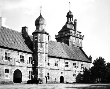Schloss Raesfeld: Nordseite der Vorburg mit Rundturm, Torbogen und dem sogenannten Sterndeuterturm