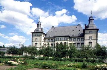 Franziskanerinnenkloster, um 1990, Hauptfront mit Klostergarten, ehem. Deutschordenskommende, erbaut 1677-1682