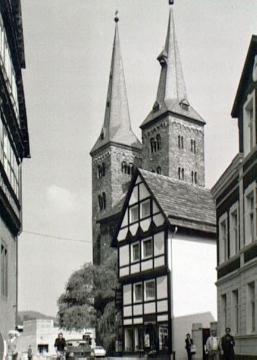 Straßenansicht mit den Türmen der Kilianikirche