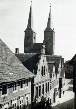 Höxter-Altstadt, 1950: Doppelturm der Kilianikirche von Westen mit den Häusern Weserstraße 9 (angeschnitten), Am Rathaus Nr. 1 (ab 1981 Neubau), Nr. 3 (ab 1974 Neubau) und dem „Ahaus“ mit Erker von 1612 (Hausnr. 5).