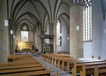 Ev. Neustädter Marienkirche: Gotische Kirchenhalle mit Blick zum "Bielefelder Marienaltar", zugeschrieben dem Meister des Berswordt-Altars in der Dortmunder Marien-Kirche, um 1400