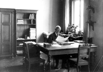 Kreishaus Münster, Achtermannstraße 19: Verwaltungsbeamter in seinem Büro, um 1920?