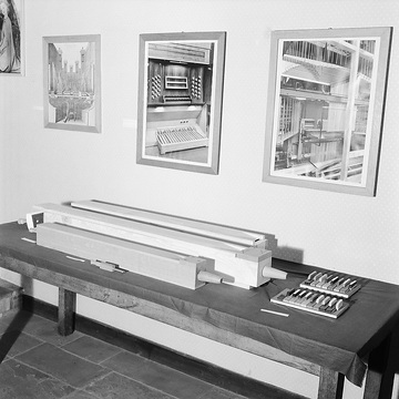 Orgelbau-Ausstellung: Holzpfeifen und Tastaturmodelle