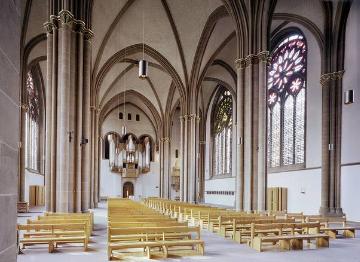 Kath. Dompfarrkirche St. Petrus und Gorgonius: Kirchenhalle mit Blick zum Orgelprospekt