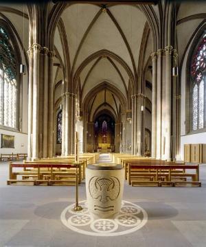 Kath. Dompfarrkirche St. Petrus und Gorgonius: Kirchenhalle mit Taufstein von Gisela Leo-Stellbrink und Blick zum Altar