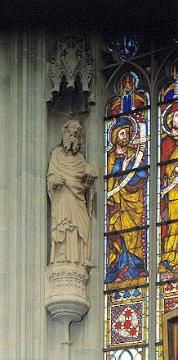 Chorstatue im Hauptchor der ev. Pfarrkirche St. Maria zur Wiese: Steinfigur eines Apostels, um 1370, und Teil der Glasmalerei