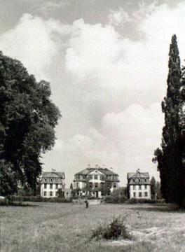 Schloss Hüffe: Schlosswiese mit Blick auf die drei Pavillons vor Beginn der Renovierungsphase 1951-1980