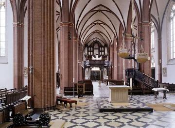 Kath. Pfarrkirche St. Sixtus, erbaut 1874-1877, Neogotik: Kirchenraum mit Blick zum Orgelprospekt