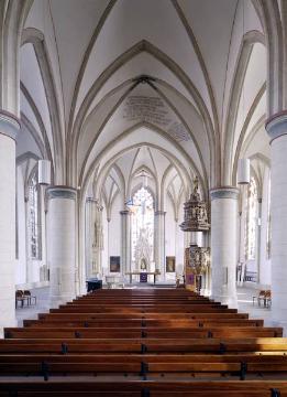 Ev. Stadtkirche, ehem. St Clemens: Kirchenhalle Richtung Altar - gotische Hallenkirche, Baubeginn 1322