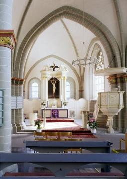 Ev. Pfarrkirche: Kanzel und Altarraum (ehem. Stiftskirche St. Maria des Zisterzienserinnenordens, erbaut im 13. Jh.)