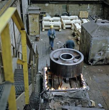 Henrichshütte: In der Bearbeitungswerkstatt, ein Gußteil wird vor der Bearbeitung erhitzt
