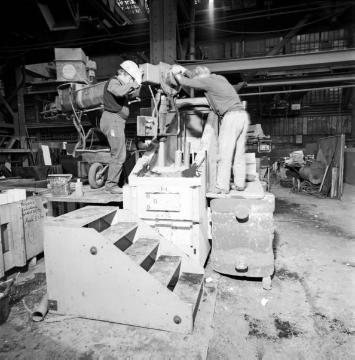 Henrichshütte: Arbeiter füllen Formsand in einen Formkasten