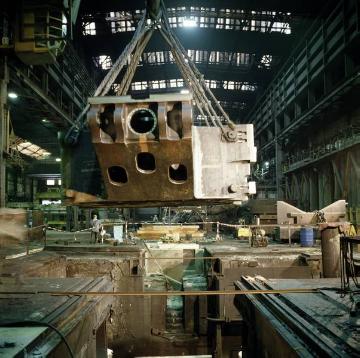 Henrichshütte: Der 265 t schwere, neue Tischholm der Stahlpresse wird eingesetzt