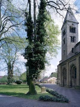 Kath. Pfarrkirche St. Mauritz, Ostturm mit ehemaligem Kirchfriedhof zur Mauritz-Freiheit