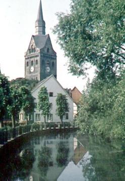 Teich mit Blick zum St. Laurentius-Kirchturm