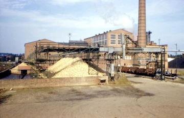 Zuckerrübenfabrik Lage: Zuckerrüben vor dem Werksgebäude