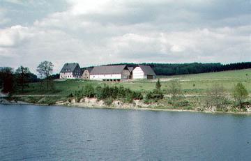 Bauernhof am Ufer des Hennesees südlich von Meschede