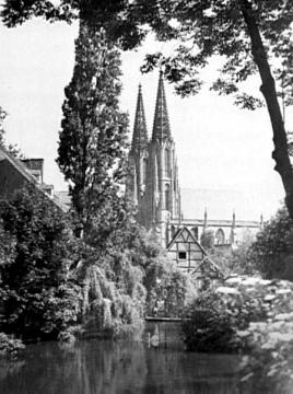 Blick vom Großen Teich zur evangelischen Pfarrkirche St. Maria zur Wiese