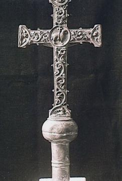 Vortragekreuz, ornamentale Rückseite mit Christussymbol ("Agnus Dei", Lamm Gottes)