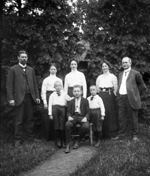Dr. Joseph Schäfer (nicht im Bild), Gesellschaftsleben: Familie Ferber und Gattin Maria Schäfer (Mitte) in Borken, undatiert