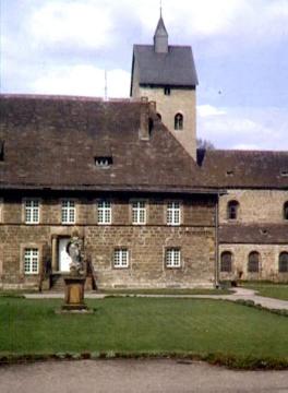Ehem. Benediktinerkloster Gehrden (1142-1810) mit St. Peter und Paul-Kirche (romanische Basilika)