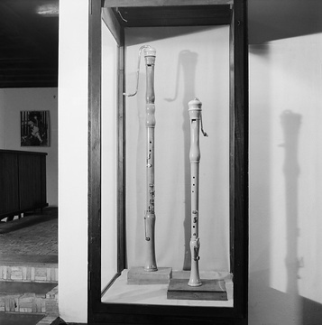 Orgelbau-Ausstellung: Vitrine mit Holzbaßflöten