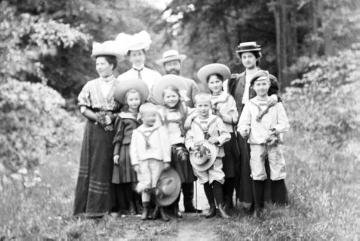 Dr. Joseph Schäfer, Ausflüge: In der Haard unterwegs mit Familie Dr. Misgeld und Schwägerin "Tante Ina" (rechts) - 2.v.l. Gattin Maria Schäfer mit Tochter Maria (davor), undatiert, um 1908