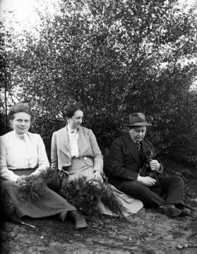 Dr. Joseph Schäfer, Gesellschaftsleben: Mit Direktor Knaup und Frau in der Haard, Mitte: Gattin Maria Schäfer, April 1914