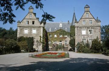 Schloss Surenburg bei Riesenbeck: Eingangsfront mit Blick über den Schlosshof der Hauptburg