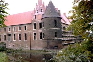 Schloss Herten während der Sanierung: Blick auf Nord- und Westflügel mit Eckturm