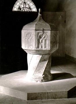 Pokalförmiger Taufstein in der Kirche St. Johannes Bapt. (bezeichnet 1515)
