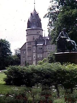 Denkmal des Grafregenten Ernst zur Lippe-Biesterfeld mit Blick auf das Residenzschloss