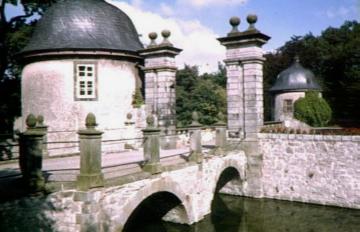 Schloss Vinsebeck: Gräftenbrücke mit Torpavillon, dem sogenannten 'Schwanenturm'