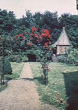 Haus Welbergen: Schlossgartenpartie im Innenhof der Vorburg mit Blick auf den Eckpavillon