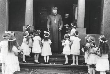 Bischof Clemens August von Galen besucht Raesfeld: Clemens August mit Kommunionskindern vor der St. Martin-Kirche