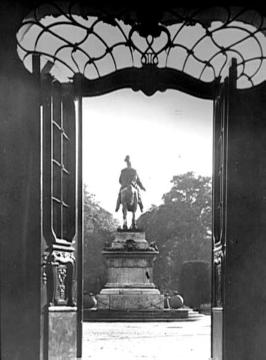 Schloss Münster: Blick durch das Hauptportal auf das Reiterstandbild Wilhelms I, im Zweiten Weltkrieg eingeschmolzen