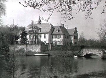 Haus Langenbrück, erbaut 1825: Blick über die Gräfte zum Herrenhaus, um 1940?