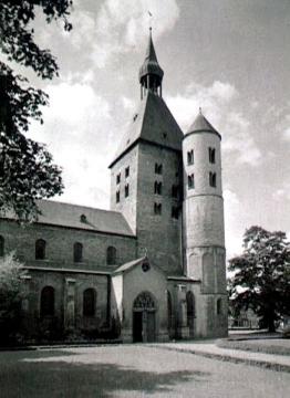 St. Bonifatius-Kirche: Westbau und Langhaus von Norden (ehemalige Stiftskirche in Freckenhorst)
