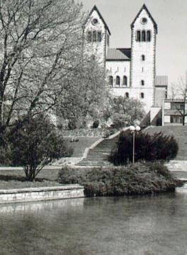 Doppelturmfassade der ev. Abdinghof-Kirche oberhalb der Paderquelle von Westen