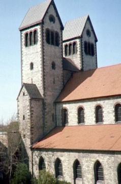 Ev. Abdinghof-Kirche: Türme und Langhauspartie der Basilika von Südosten